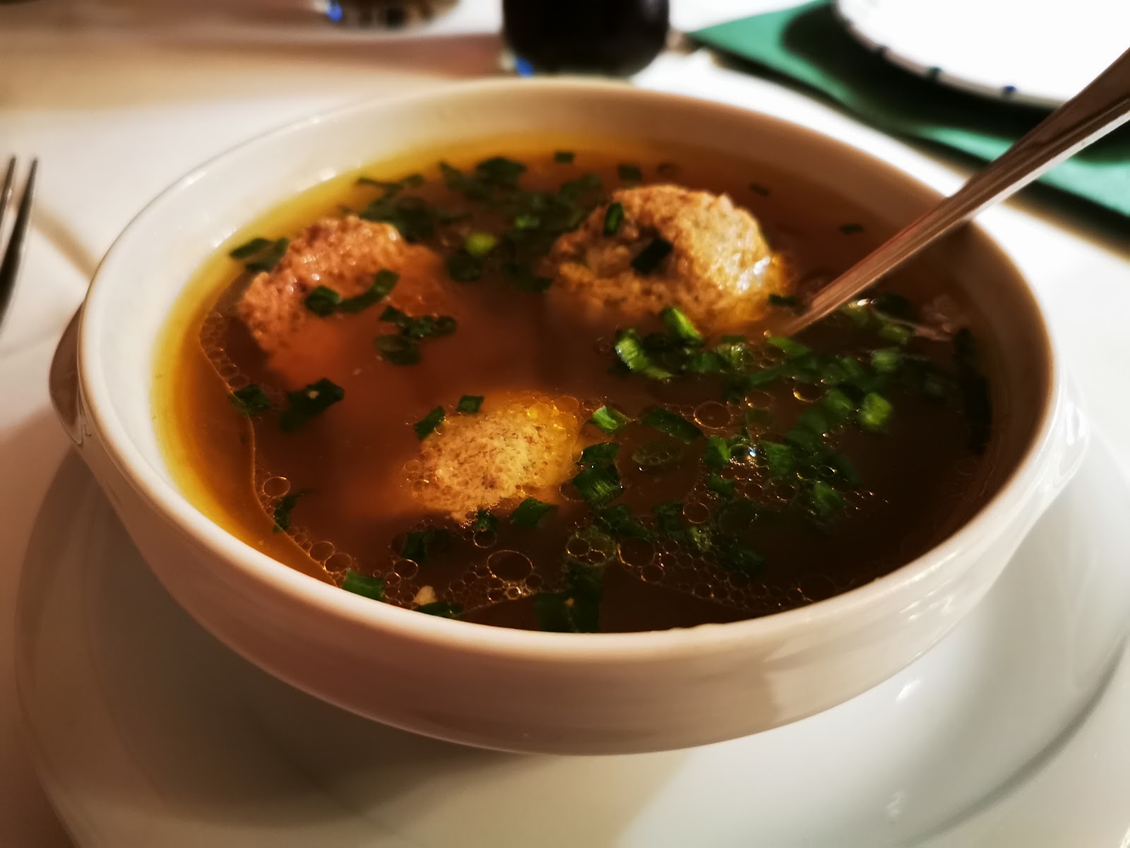 Saftiger Wildschweinbraten mit Semmelknödel und Rotkraut